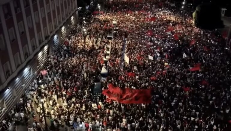 PROTESTA E 19-TË RADHAZI NË TIRANË, QYTETARËT MBLIDHEN SËRISH PËRPARA KRYEMINISTRISË