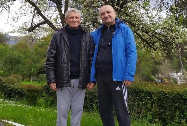 ILIR META MERR PJESË NË CEREMONINË E VARRIMIT TË TË ATIT