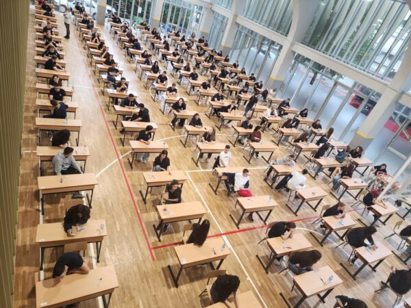NIS SOT MATURA SHTETËRORE 2026, MBI 26.600 MATURANTË I NËNSHTROHEN PROVIMIT TË GJUHËS SË HUAJ
