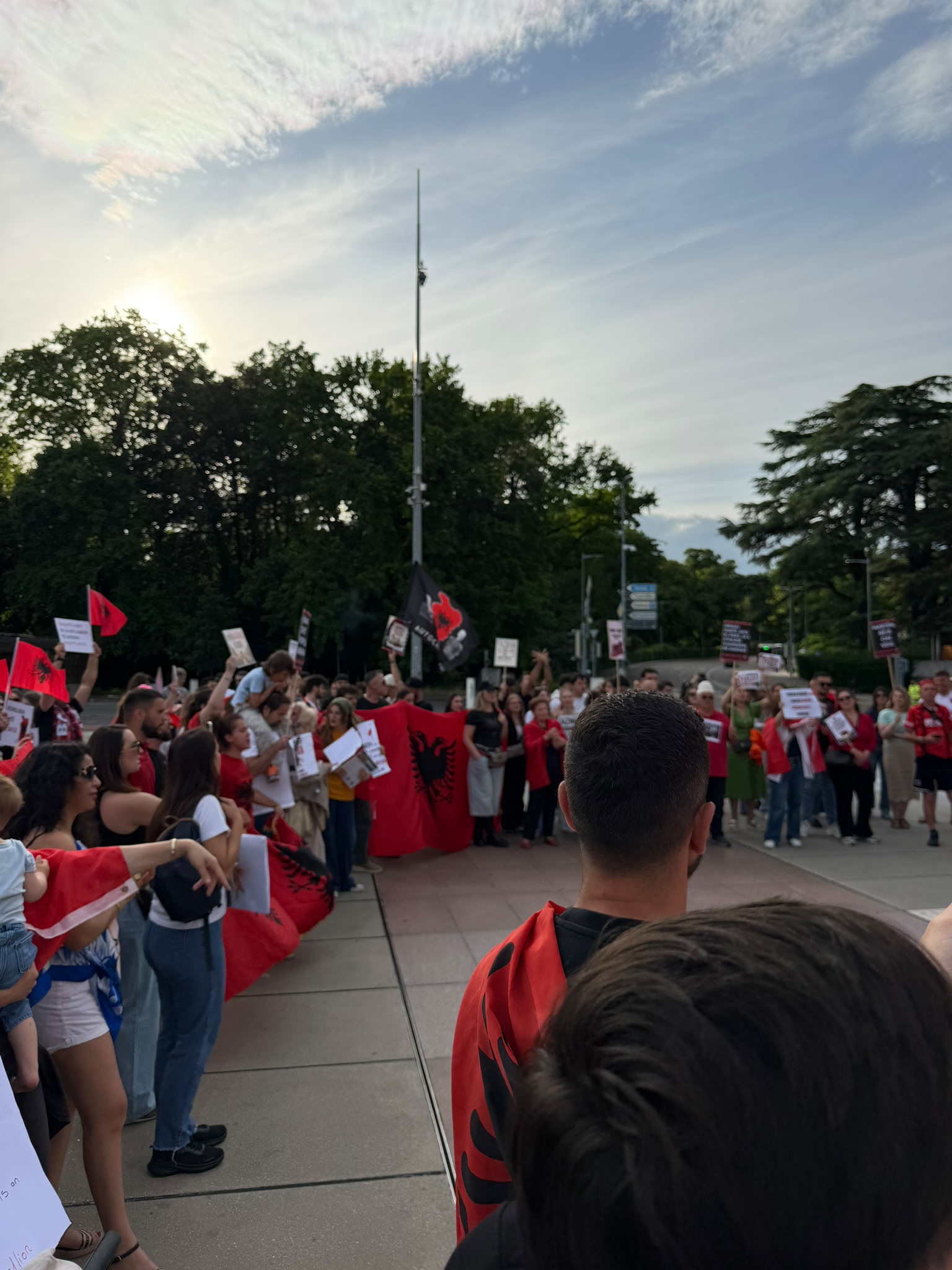 PROTESTA TË DIASPORËS SHQIPTARE NË ZVICËR, THIRRJE KUNDËR QEVERISË DHE PROJEKTEVE NË SHQIPËRI