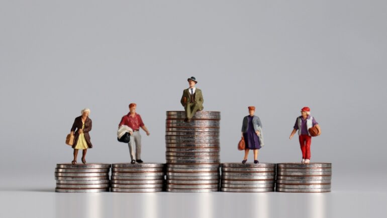 NGA BANKAT TE IT-JA, CILAT JANË PROFESIONET MË TË PAGUARA NË SHQIPËRI PËR VITIN 2025