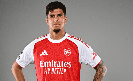 ARSENALI ZYRTARIZON BLERJEN E HINCAPIE