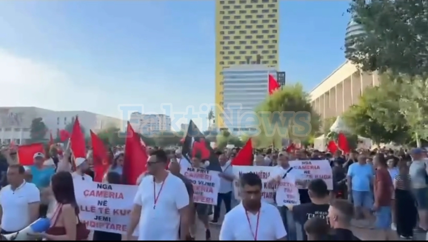 Ka nisur protesta e paralajmëruar në sheshin Skënderbej. Qytetarët janë drejtuar për nga kryeministria.