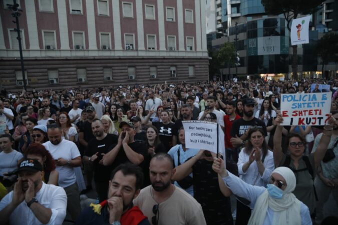PROTESTË NË TIRANË KUNDËR NDËRTIMEVE NË ZVËRNEC/ BURG PËR RAMËN DHE BERISHËN