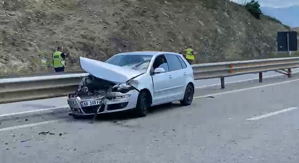 AKSIDENT NË AKSIN MORINË-KUKËS, 43-VJEÇARJA PËRPLASET ME TRAFIKNDARËSEN