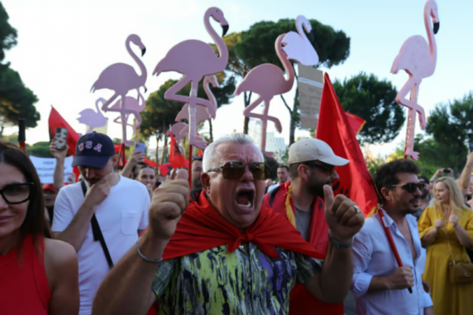 MEDIAT ZVICERANE I KUSHTOJNË ANALIZË PROTESTAVE NË TIRANË/ “REVOLUCIONI I FLAMINGOVE” NË VËMENDJE NDËRKOMBËTARE