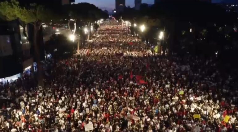 PROTESTA KOMBËTARE NË TIRANË/ BESIANA KADARE NDAN PAMJE NGA BULEVARDI “DËSHMORËT E KOMBIT”