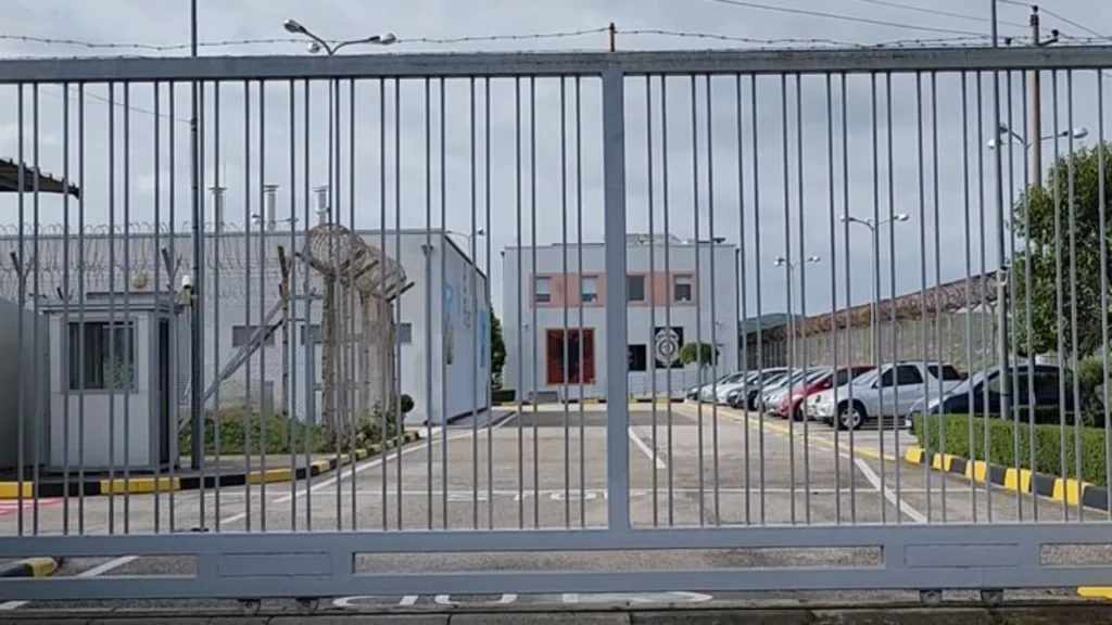 TELEFON I DYSHUAR I GJETUR NË BURG, DYSHOHET SE I PËRKET AZGAN MËRNICËS; ÇËSHTJA NË HETIM NGA SPAK