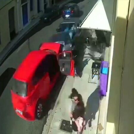 AKSIDENT I FRIKSHËM/ MAKINË DEL NGA KONTROLLI DHE SHKAKTON DËME NË ZONËN E PORTIT