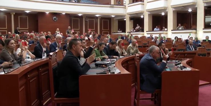 MAZHORANCA RRËZON MOCIONIN E OPOZITËS PËR DEBAT MBI KËRKESAT E PROTESTUESVE