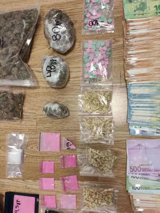 GODITET GRUPI I TRAFIKUT TË DROGËS NË MYKONOS, NË KRYE 37-VJEÇARI SHQIPTAR SIPAS POLICISË GREKE