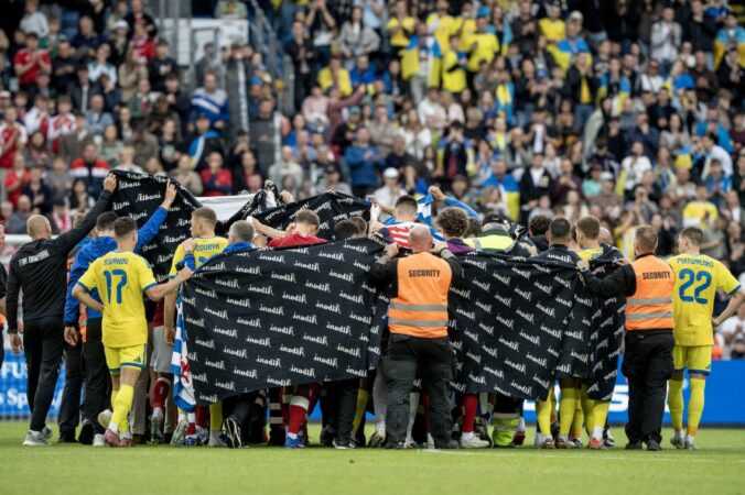 MOMENTE PANIKU PËR CHRISTIAN ERIKSEN, FUTBOLLISTI DANEZ BIE SËRISH NË FUSHË