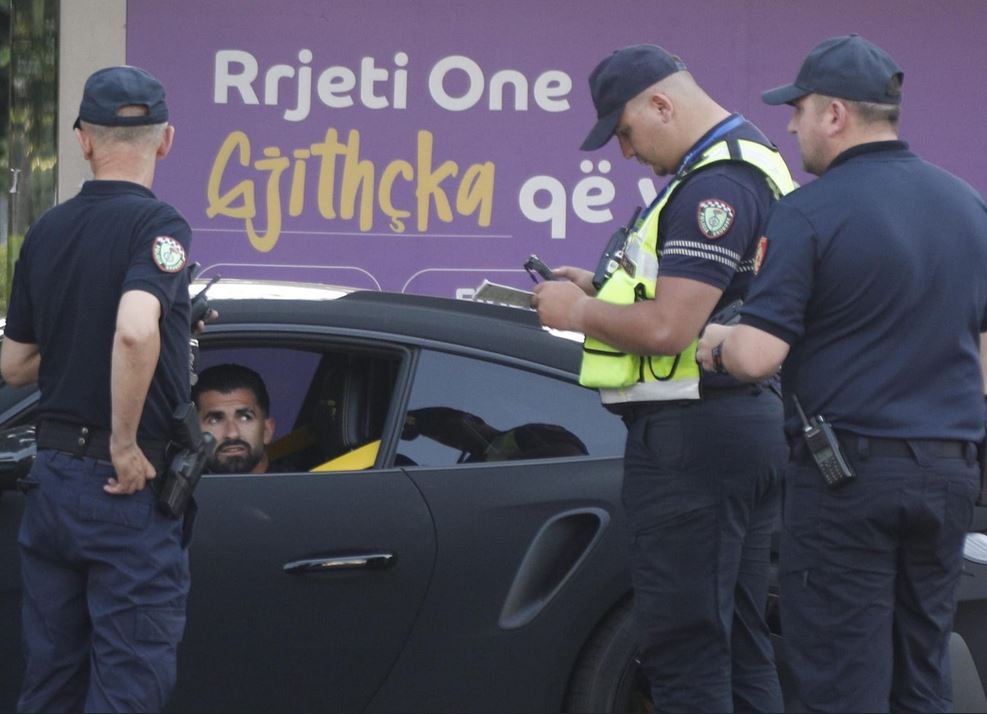 HYSAJ NDALOHET NGA POLICIA RRUGORE NË TIRANË