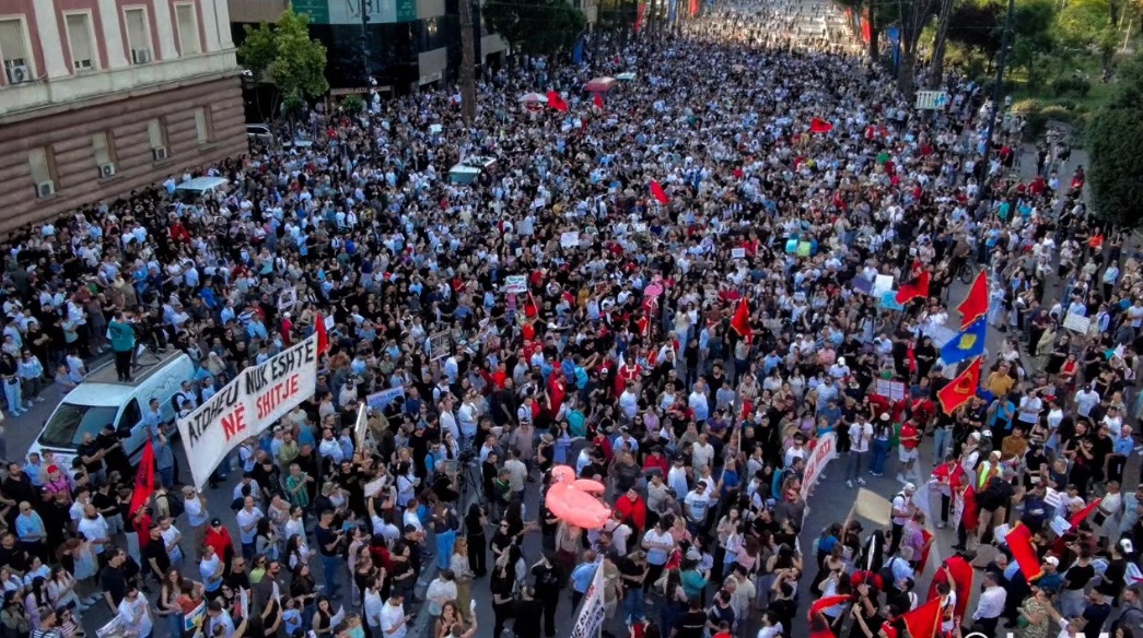 REKORD PJESËMARRJEJE NË PROTESTËN QYTETARE, SOT PARALAJMËROHET NJË TJETËR MARSHIM DREJT KRYEMINISTRISË