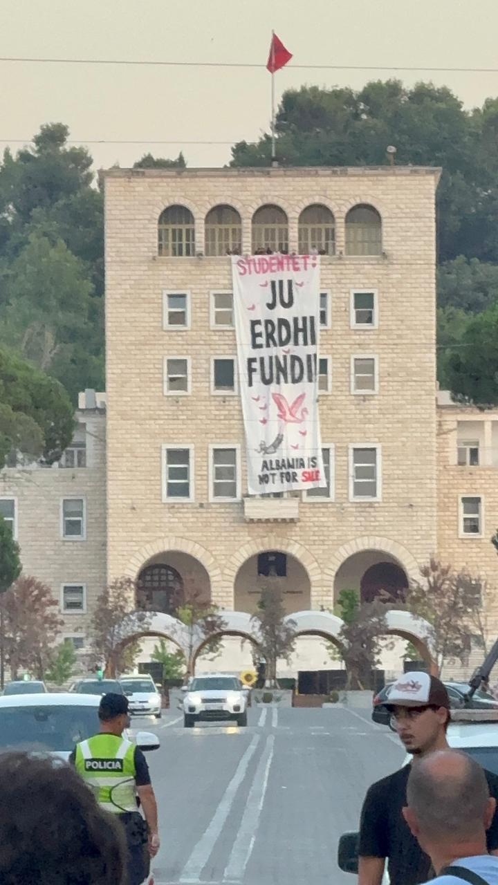 STUDENTËT SHPALOSIN BANDEROLË “JU ERDHI FUNDI” NË PROTESTËN E 30-TË KUNDËR QEVERISË