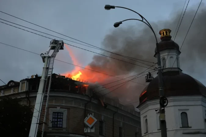 SULM MASIV RUS NË UKRAINË, 11 TË VDEKUR DHE DHJETËRA TË PLAGOSUR, GODITET EDHE KIEVI