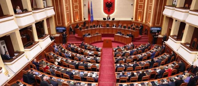 KUVENDI MBLIDHET SOT NË SEANCË PLENARE/ ASNJË FJALË NGA POZITA DHE OPOZITA PËR ZVËRNECIN