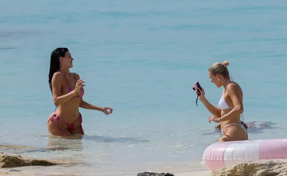 KYLIE JENNER SHIJON PUSHIME LUKSOZE NË TURKS & CAICOS