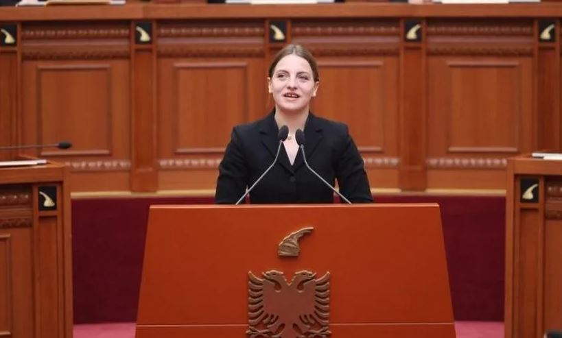 MARJANA KOÇEKU REAGON PAS LARGIMIT NGA PS, MESAZH NGA KISHA NË RRJETE SOCIALE