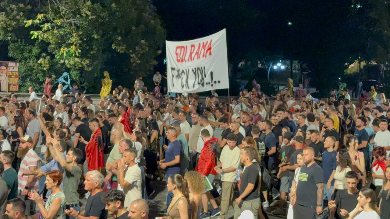 “PROTEST TOURISM” NË TIRANË? TURISTËT E HUAJ PËRFSHIHEN DHE PROMOVOJNË PROTESTAT SHQIPTARE NË RRJETE SOCIALE