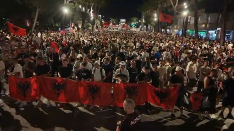 PROTESTA KUNDËR QEVERISË HYN NË DITËN E 27-TË, QYTETARËT MBLIDHEN SËRISH PARA KRYEMINISTRISË