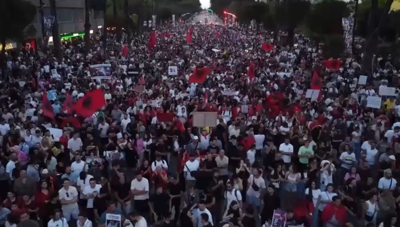 PROTESTA KOMBËTARE NË DITËN E 11-TË, QYTETARËT SËRISH NË RRUGËT E TIRANËS