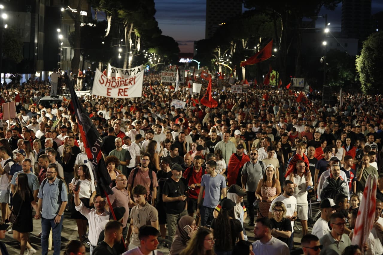 PROTESTA E 17 NË TIRANË, QYTETARËT MBLIDHEN SËRISH PËRPARA KRYEMINISTRISË
