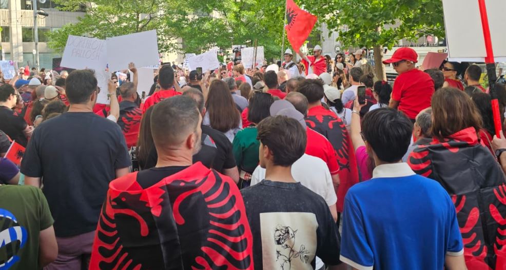 PROTESTA KUNDËR QEVERISË SHTRIHET EDHE NË TORONTO, EMIGRANTËT SHQIPTARË KËRKOJNË DORËHEQJEN E RAMËS