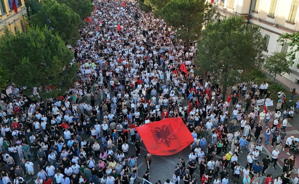 ANALIZË/ NJË OPOZITË QË NUK PO GJEN MË ZËRIN E SAJ, PD DREJT SHKRIRJES
