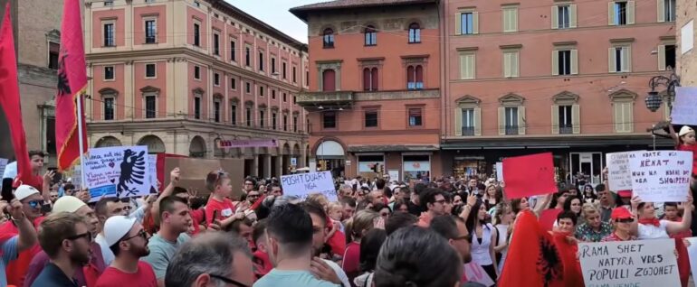 PROTESTAT E DIASPORËS SHQIPTARE MBËRRIJNË NË ITALI, MEDIA ITALIANE PASQYRON TUBIMIN NË BOLONJA