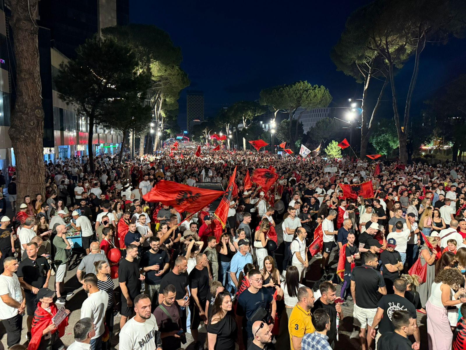 ANALIZË/ REVOLTA QYTETARE 30-DITORE NË SHQIPËRI, NGA KRIZA E BESIMIT SISTEMIK TEK MEKANIZMAT E POLITIKËS SË VJETËR DHE SFIDAT E AUTONOMISË QYTETARE