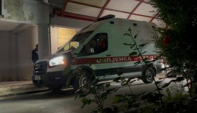 KORÇË/ 4-VJEÇARI BIE NGA KATI I DYTË I BANESËS, NISET DREJT TIRANËS NË GJENDJE TË RËNDË
