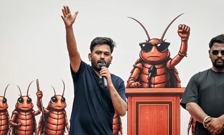 PROTESTË E PAZAKONTË NË NEW DELHI, LËVIZJA SATIRIKE SHNDËRROHET NË KËRKESË REALE PËR DORËHEQJE