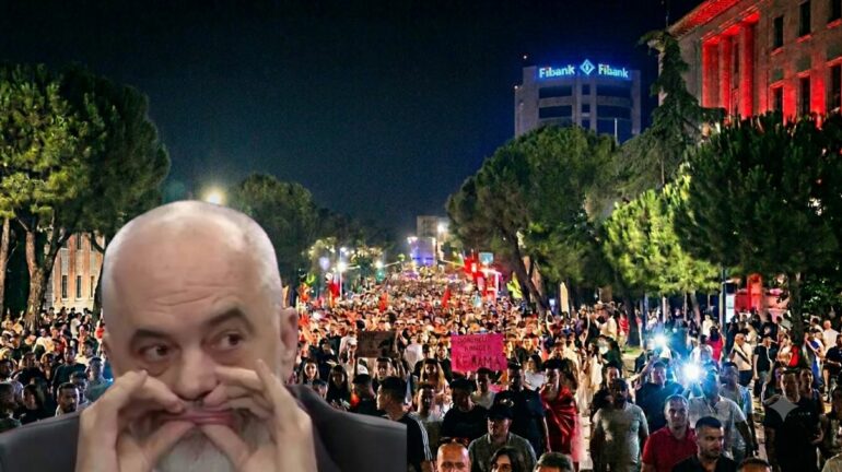HESHTJE E PAZAKONTË NË PS MES PROTESTAVE MASIVE NË TIRANË