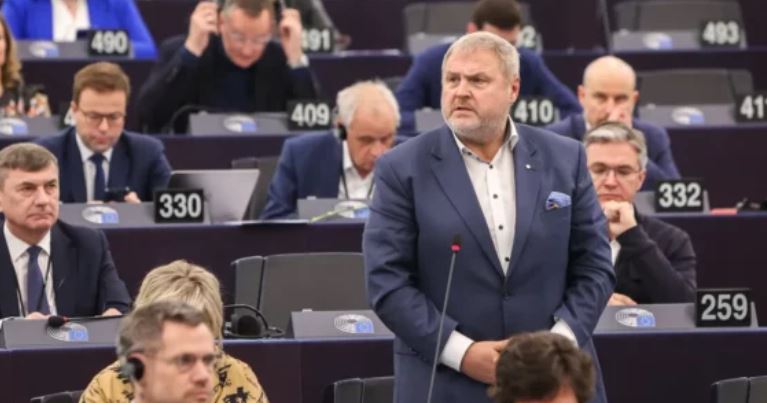 RAPORTI PËR KOSOVËN MIRATOHET NË PE, TERRAS/ 412 VOTA PRO