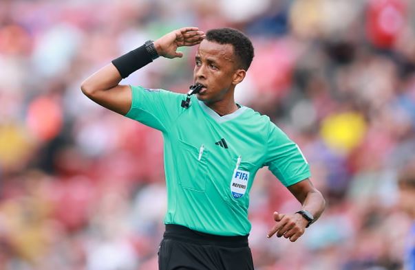 ARBITRI SOMALEZ OMAR ABDULKADIR ARTAN PËRJASHTOHET NGA BOTËRORI 2026 PAS NDALIMIT NË SHBA
