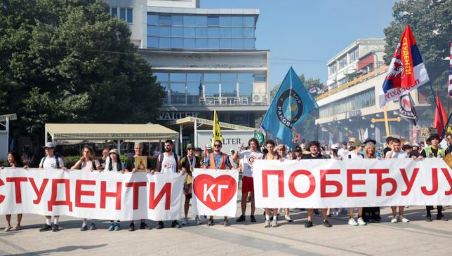 SERBI/ PROTESTA MASIVE NË KRALJEVO EDHE PAS NJOFTIMIT TË DORËHEQJES SË VUÇIÇIT