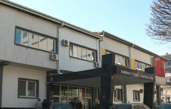 KUSHTETUESJA E MAQEDONISË SË VERIUT SHFUQIZON EMRAT E RRUGËVE NË TETOVË, RIKTHEHEN PËRPLASJET E VJETRA