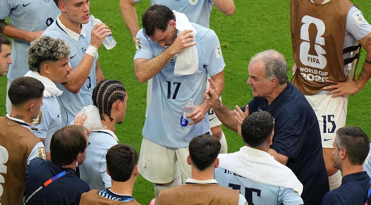 TENSION NË KAMPIN E URUGUAIT, PËRPLASJE MES LOJTARËVE DHE TRAJNERIT MARCELO BIELSA PARA SFIDËS ME SPANJËN