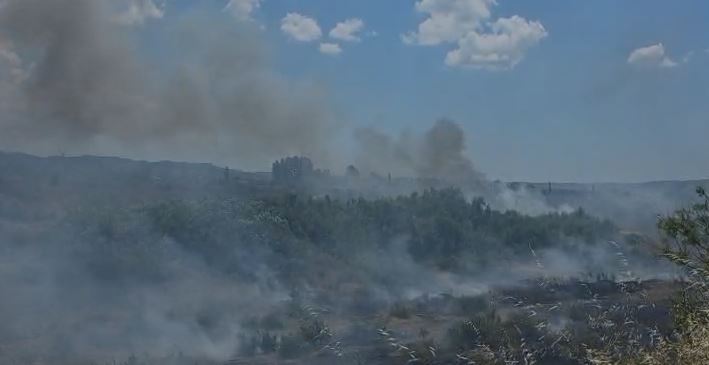 ZJARRI PRANË SHKUMBINIT NË ELBASAN PËRKEQËSOHET, FLAKËT I AFROHEN FUSHËS SË MBETJEVE