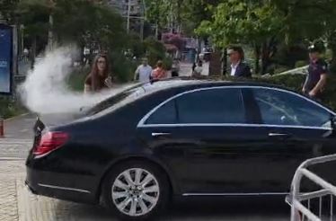 TENSIONE PARA KUVENDIT, PROTESTUESJA QËLLON ME MIELL MAKINËN E NIKO PELESHIT