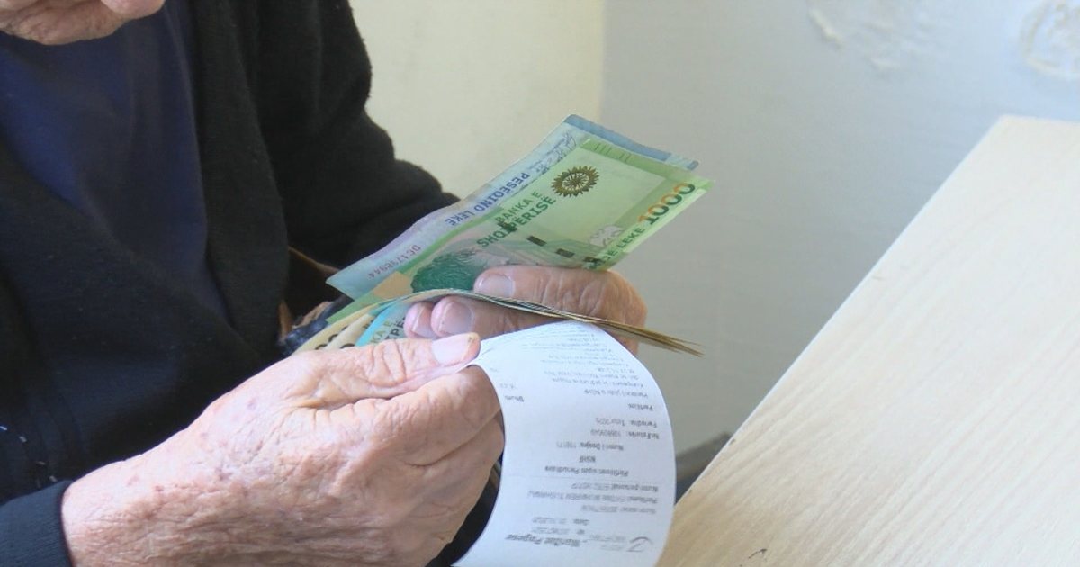 QESHARAKE/ PENSIONISTËT PËRFITOJNË 5 MIJË LEKË TË VJETRA “BONUS VERE”