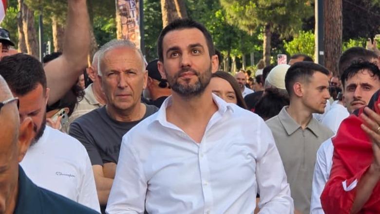 TENSIONE PARA PARLAMENTIT, PROTESTUESIT KËRKOJNË LARGIMIN E ADRIATIK LAPAJT NGA TUBIMI