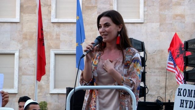 JULINDA EMIRI ZGJIDHET NË KRYE TË KËSHILLIT KOMBËTAR TË PD-SË, ISHTE PJESË E PROTESTAVE PARA KRYEMINISTRISË