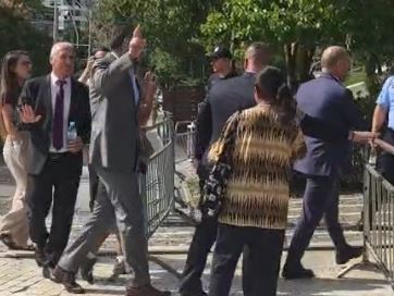TENSIONE EDHE NDAJ DEPUTETËVE TË OPOZITËS PARA KUVENDIT, PROTESTUESIT THËRRASIN/ “OPOZITË E SHITUR”