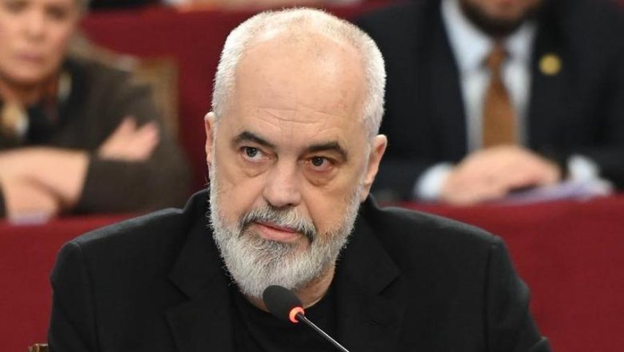 RAMA REAGON PËR PROTESTËN/ “FLAMINGOT DUAN NJË SHQIPËRI MË TË MIRË, SORRAT DHE KORBAT DHUNË DHE KAOS”