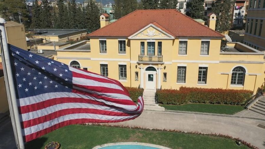 AMBASADA E SHBA NË TIRANË PARALAJMËRON QYTETARËT/ SHMANGNI PROTESTAT, SITUATA MUND TË NDRYSHOJË SHPEJT