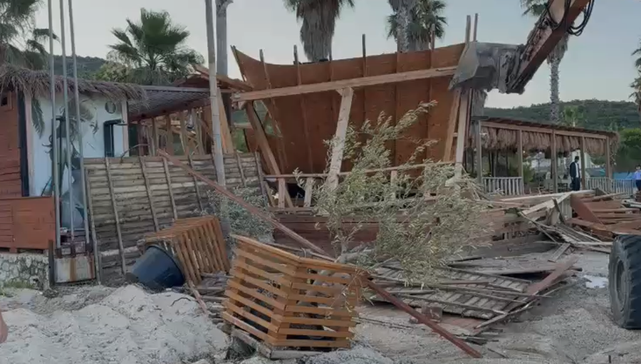 IKMT SHEMB BEACH BAR-IN NË JALË, AKSION PËR NDËRTIME PA LEJE NË VIJËN BREGDETARE