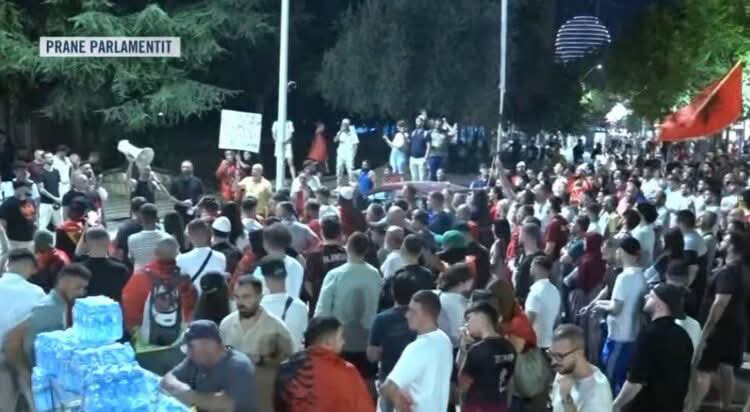 Protestuesi thirrje SPAK: Nëse kryeministri ka shkelur ligjin, arrestojeni në zyrë