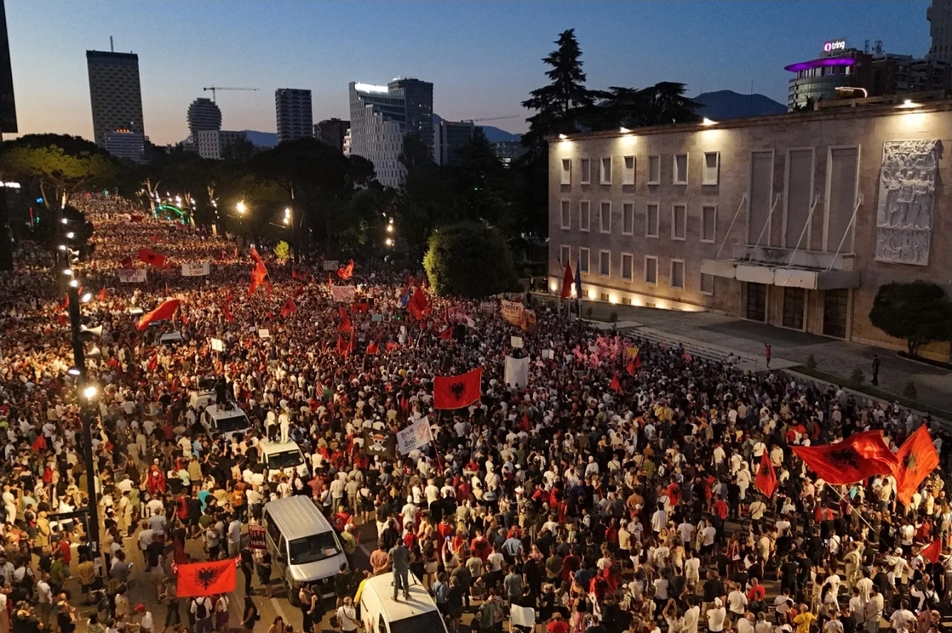 44 ditë revoltë! Protestat vijojnë pa u ndalur, shqiptarët kërkojnë dorëheqjen e kryeministrit: Rama jep dorëheqjen